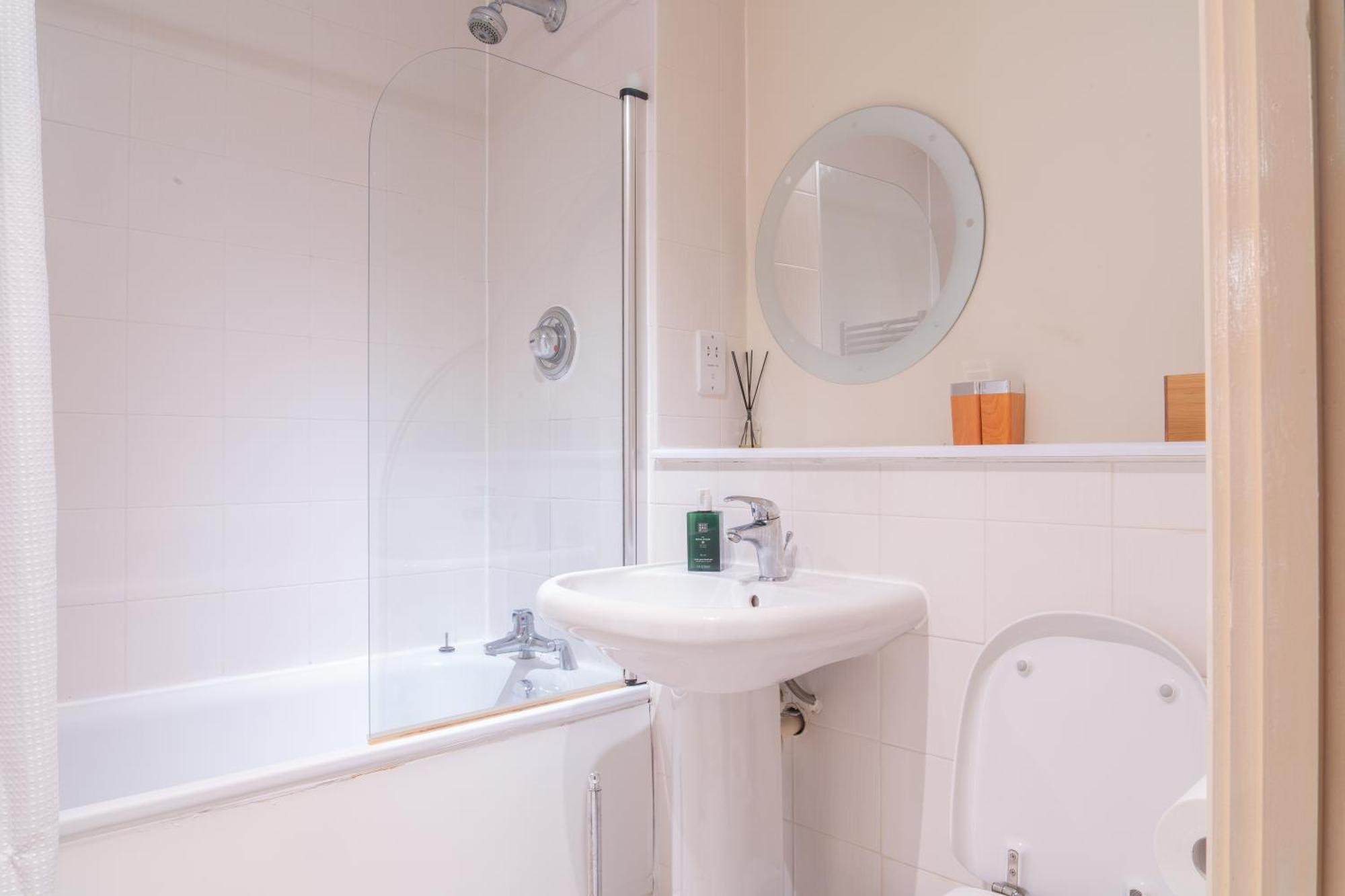 Stay In Our Stylish Flat! & Secure Building & Sleeps Up To 4 Birmingham Bagian luar foto